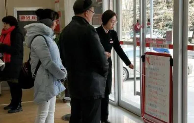 银行大堂经理很丢人吗（银行大堂助理真实收入）